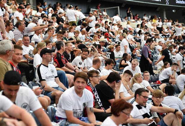 18 05 2022, xhbx, football UEFA Europa League Final 2022 public viewing, Eintracht Frankfurt Glasgow Rangers emspor, v l fans Eintracht Frankfurt 2 hours before kickoff waiting in the stadium DFL DFB REGULATIONS PROHIBIT ANY USE OF PHOTOGRAPHS as IMAGE SEQUENCES and or QUASI VIDEO Frankfurt am Main