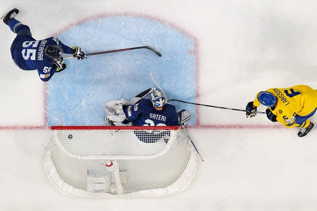 220518 Adam Larsson of Sweden scores the 0 1 goal behind goaltender Harri Säteri of Finland during the 2022 IIHF Ice Hockey World Championship game between Finland and Sweden on May 18, 2022 in Tampere Photo Maxim Thore BILDBYRAN kod MT MT0394 ishockey ice hockey ishockey vm iihf ice hockey world championship finland sweden sweden bbeng,  Copyright: MAXIMxTHORE BB220518MT067