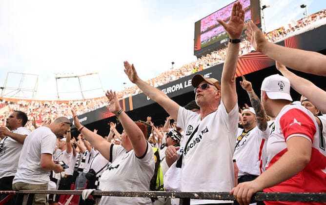 18 05 2022, xjhx, football UEFA Europa League Final 2022, Eintracht Frankfurt Glasgow Rangers emspor, v l fans Eintracht Frankfurt, mood, scarves, DFL DFB REGULATES PROHIBIT ANY USE OF PHOTOGRAPHS as IMAGE SEQUENCES and or QUASI VIDEO Sevilla