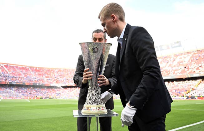 18 05 2022, xjhx, football UEFA Europa League Final 2022, Eintracht Frankfurt Glasgow Rangers emspor, v l The Europa League Cup DFL DFB REGULATES PROHIBIT ANY USE OF PHOTOGRAPHS as IMAGE SEQUENCES and or QUASI VIDEO Sevilla