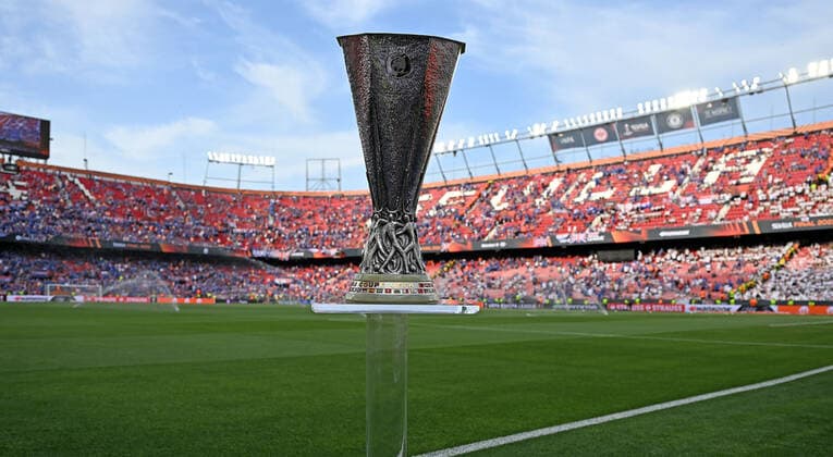 18 05 2022, xjhx, football UEFA Europa League Final 2022, Eintracht Frankfurt Glasgow Rangers emspor, v l The Europa League Cup DFL DFB REGULATES PROHIBIT ANY USE OF PHOTOGRAPHS as IMAGE SEQUENCES and or QUASI VIDEO Sevilla