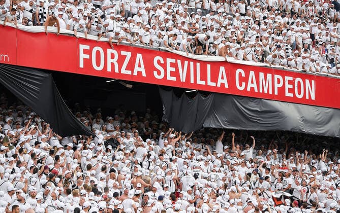 18 05 2022, xpsx, football UEFA Europa League Final 2022, Eintracht Frankfurt Glasgow Rangers v l Frankfurt Fans remove Final Banner DFL DFB REGULATIONS PROHIBIT ANY USE OF PHOTOGRAPHS as IMAGE SEQUENCES and or QUASI VIDEO emspor Sevilla