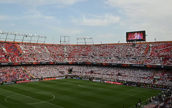 18 05 2022, xfux, football UEFA Europa League Final 2022, Eintracht Frankfurt Glasgow Rangers, emonline, emspor, v l fans Eintracht Frankfurt, mood, scarves, overview DFL DFB REGULATES PROHIBIT ANY USE OF PHOTOGRAPHS as IMAGE SEQUENCES and or QUASI VIDEO Sevilla