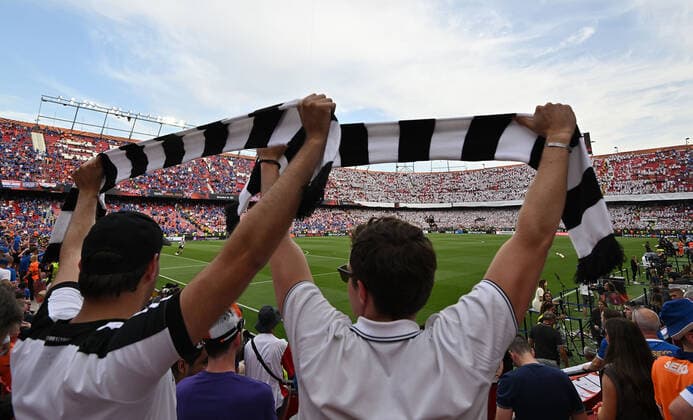 18 05 2022, xfux, football UEFA Europa League Final 2022, Eintracht Frankfurt Glasgow Rangers, emonline, emspor, v l fans Eintracht Frankfurt, mood, scarves, overview DFL DFB REGULATES PROHIBIT ANY USE OF PHOTOGRAPHS as IMAGE SEQUENCES and or QUASI VIDEO Sevilla