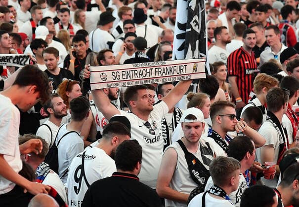 18 05 2022, xhbx, football UEFA Europa League Final 2022 public viewing, Eintracht Frankfurt Glasgow Rangers emspor, v l fans Eintracht Frankfurt, mood, scarves, banners, choreo DFL DFB REGULATIONS PROHIBIT ANY USE OF PHOTOGRAPHS as IMAGE SEQUENCES and or QUASI VIDEO Frankfurt am Main