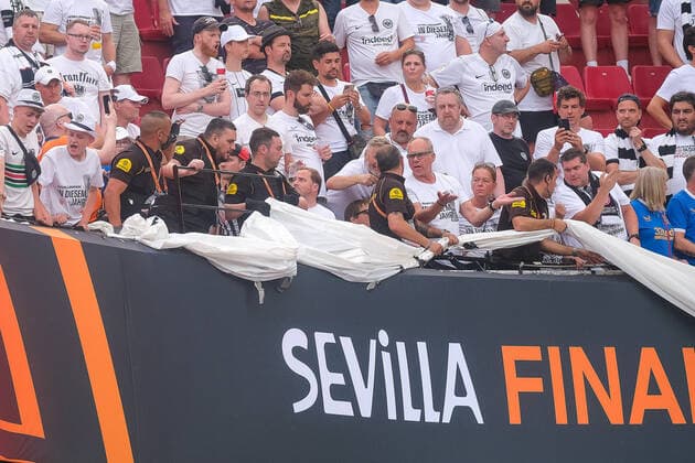 Securtity tries to remove the banner of the Frankfurt choreo, Eintracht Frankfurt vs Glasgow Rangers, football, Europa League, final, season 2021 2022, 18 05 2022, Eintracht Frankfurt vs Glasgow Rangers, football, Europa League, final, season 2021 2022, 18 05 2022 Sevilla Copyright: xEibner-Pressefotox EP_MBL