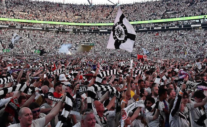 18 05 2022, xhbx, football UEFA Europa League Final 2022 public viewing, Eintracht Frankfurt Glasgow Rangers emspor, v l fans Eintracht Frankfurt, mood, scarves, banners, choreo DFL DFB REGULATIONS PROHIBIT ANY USE OF PHOTOGRAPHS as IMAGE SEQUENCES and or QUASI VIDEO Frankfurt am Main