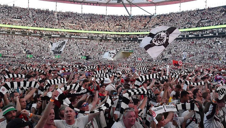 18 05 2022, xhbx, football UEFA Europa League Final 2022 public viewing, Eintracht Frankfurt Glasgow Rangers emspor, v l fans Eintracht Frankfurt, mood, scarves, banners, choreo DFL DFB REGULATIONS PROHIBIT ANY USE OF PHOTOGRAPHS as IMAGE SEQUENCES and or QUASI VIDEO Frankfurt am Main
