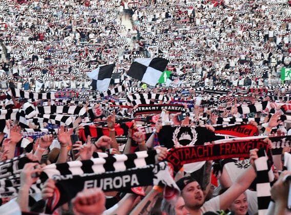 18 05 2022, xhbx, football UEFA Europa League Final 2022 public viewing, Eintracht Frankfurt Glasgow Rangers emspor, v l fans Eintracht Frankfurt, mood, scarves, banners, choreo DFL DFB REGULATIONS PROHIBIT ANY USE OF PHOTOGRAPHS as IMAGE SEQUENCES and or QUASI VIDEO Frankfurt am Main
