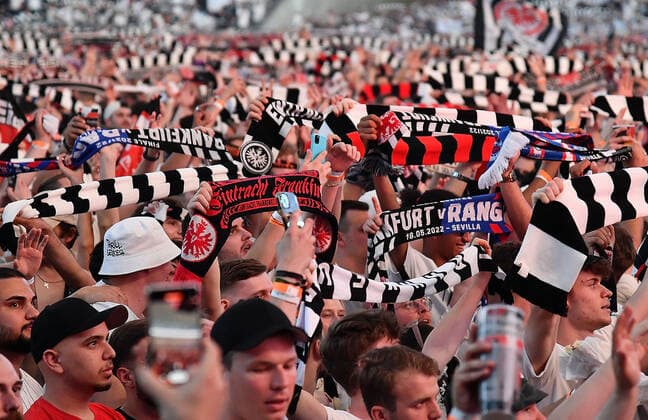 18 05 2022, xhbx, football UEFA Europa League Final 2022 public viewing, Eintracht Frankfurt Glasgow Rangers emspor, v l fans Eintracht Frankfurt, mood, scarves, banners, choreo DFL DFB REGULATIONS PROHIBIT ANY USE OF PHOTOGRAPHS as IMAGE SEQUENCES and or QUASI VIDEO Frankfurt am Main