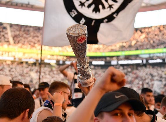 18 05 2022, xhbx, football UEFA Europa League Final 2022 public viewing, Eintracht Frankfurt Glasgow Rangers emspor, v l fans Eintracht Frankfurt, mood, scarves, banners, choreo DFL DFB REGULATIONS PROHIBIT ANY USE OF PHOTOGRAPHS as IMAGE SEQUENCES and or QUASI VIDEO Frankfurt am Main