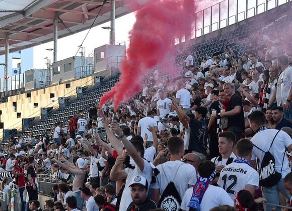 18 05 2022, xhbx, football UEFA Europa League Final 2022 Public Viewing, Eintracht Frankfurt Glasgow Rangers emspor, v l fans Eintracht Frankfurt, mood, scarves, banners, choreo, Bengalo, smoke DFL DFB REGULATES PROHIBIT ANY USE OF PHOTOGRAPHS as IMAGE SEQUENCES and or QUASI VIDEO Frankfurt am Main