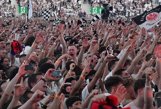 18 05 2022, xhbx, football UEFA Europa League Final 2022 public viewing, Eintracht Frankfurt Glasgow Rangers emspor, v l fans Eintracht Frankfurt, mood, scarves, banners, choreo DFL DFB REGULATIONS PROHIBIT ANY USE OF PHOTOGRAPHS as IMAGE SEQUENCES and or QUASI VIDEO Frankfurt am Main