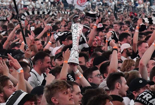 18 05 2022, xhbx, football UEFA Europa League Final 2022 public viewing, Eintracht Frankfurt Glasgow Rangers emspor, v l fans Eintracht Frankfurt, mood, scarves, banners, choreo DFL DFB REGULATIONS PROHIBIT ANY USE OF PHOTOGRAPHS as IMAGE SEQUENCES and or QUASI VIDEO Frankfurt am Main