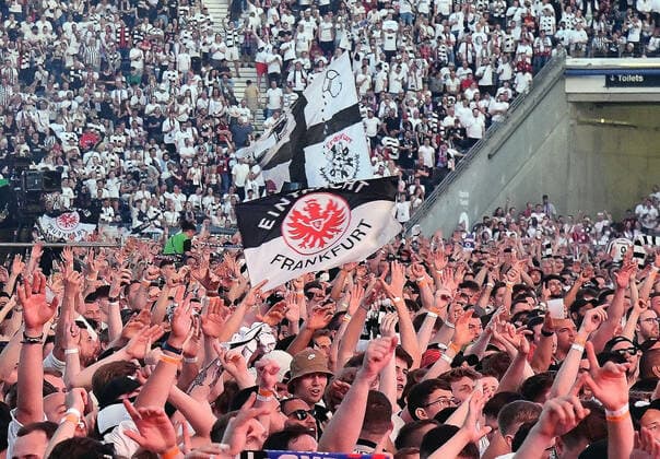 18 05 2022, xhbx, football UEFA Europa League Final 2022 public viewing, Eintracht Frankfurt Glasgow Rangers emspor, v l fans Eintracht Frankfurt, mood, scarves, banners, choreo DFL DFB REGULATIONS PROHIBIT ANY USE OF PHOTOGRAPHS as IMAGE SEQUENCES and or QUASI VIDEO Frankfurt am Main