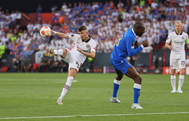18 05 2022, Football UEFA Europa League Final in Seville, Eintracht Frankfurt Glasgow Rangers FC, emonline, emspor, v l , Jesper Lindström Eintracht Frankfurt , Glen Kamara Glasgow Rangers FC DFL DFB REGULATIONS PROHIBIT ANY USE OF PHOTOGRAPHS AS IMAGE SEQUENCES AND OR QUASI VIDEO xdcx Copyright: HMBxMedia