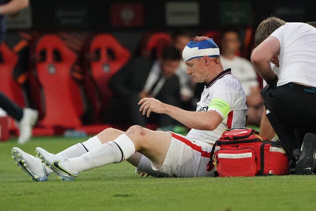 Sebastian Rode Eintracht Frankfurt lies bleeding heavily on the pitch and receives treatment, can continue playing with a turban Sevilla 18 05 2022 Eintracht Frankfurt vs Glasgow Rangers, UEFA Europa League Final, Ramon Sanchez Pizjuan Stadium Sevilla