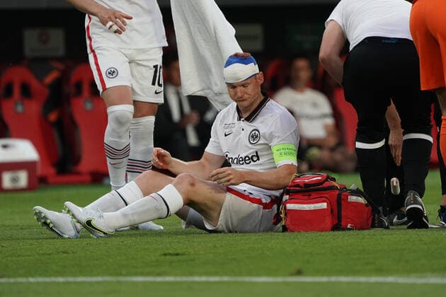 Sebastian Rode Eintracht Frankfurt lies bleeding heavily on the pitch and receives treatment, can continue playing with a turban Sevilla 18 05 2022 Eintracht Frankfurt vs Glasgow Rangers, UEFA Europa League Final, Ramon Sanchez Pizjuan Stadium Sevilla