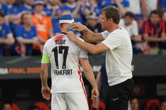 Sebastian Rode Eintracht Frankfurt lies bleeding heavily on the pitch and receives treatment, can continue playing with a turban Sevilla 18 05 2022 Eintracht Frankfurt vs Glasgow Rangers, UEFA Europa League Final, Ramon Sanchez Pizjuan Stadium Sevilla
