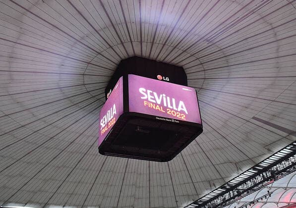 18 05 2022, xhbx, football UEFA Europa League Final 2022 public viewing, Eintracht Frankfurt Glasgow Rangers emspor, v l video cube DFL DFB REGULATES PROHIBIT ANY USE OF PHOTOGRAPHS as IMAGE SEQUENCES and or QUASI VIDEO Frankfurt am Main