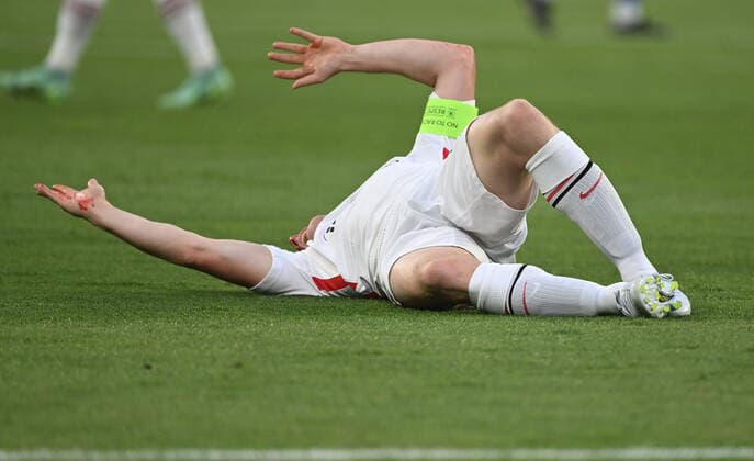 18 05 2022, xjhx, football UEFA Europa League final 2022, Eintracht Frankfurt Glasgow Rangers emspor, v l Sebastian Rode Eintracht Frankfurt injured injury pain on the ground DFL DFB REGULATIONS PROHIBIT ANY USE OF PHOTOGRAPHS as IMAGE SEQUENCES and or QUASI VIDEO Sevilla