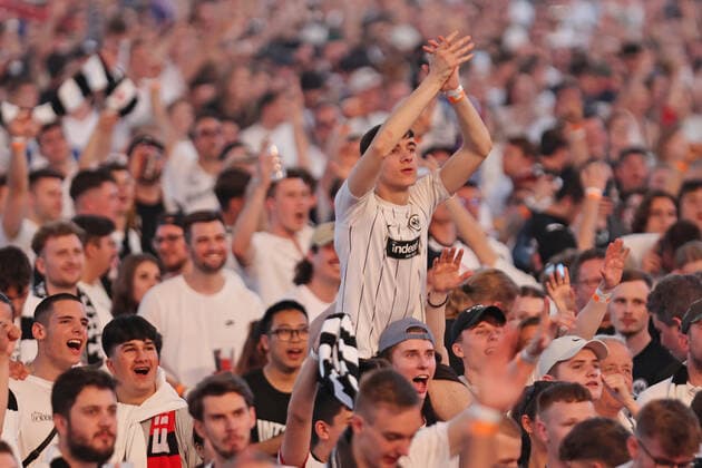 Fans at Pubic Viewing, emotions from the fans staying at home, final Europa League 2022, Waldstadion Frankfurt, Deutsche Bank Park, emotions, public LIVE broadcast , Glasgow Rangers Eintracht Frankfurt , football, UEFA Euro League Final, season 2021 2022, final, 18 05 2021, final UEFA Cup 2022, European Cup competition for club teams, European Cup competition, European Cup 2022