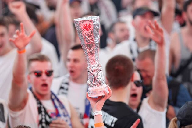 The replica cup is in the stadium, fans at pubic viewing, emotions from the fans who stayed at home, final Europa League 2022, Waldstadion Frankfurt, Deutsche Bank Park, emotions, public LIVE broadcast , Glasgow Rangers Eintracht Frankfurt , football, UEFA Euro League Final, season 2021 2022, final, 18 05 2021, final UEFA Cup 2022, European Cup competition for club teams, European Cup competition, European Cup 2022