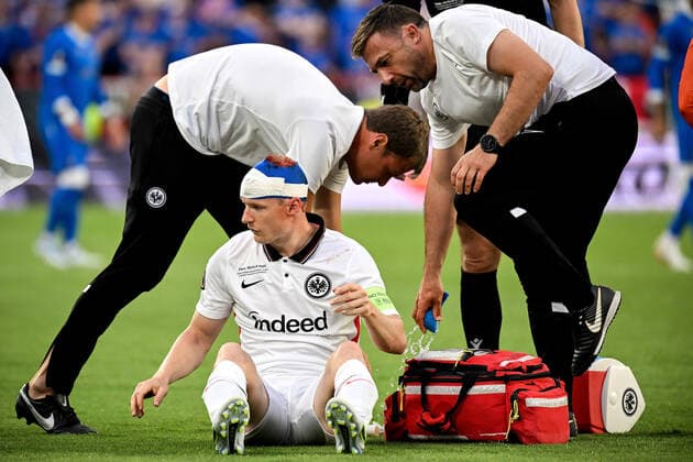 Sevilla, Estadio Ramon Sanchez Pizjuan, 18 05 22, ESP, Men, UEFA Europa League Final, Season 2021 2022, Eintracht Frankfurt Glasgow Rangers Image A bleeding head injury to Sebastian Rode Frankfurt receives medical attention Only for journalistic use Only for editorial use In accordance with UEFA regulations, it is prohibited, UEFA regulations prohibit any use of photographs as image sequences and or quasi video Andalusia Spain