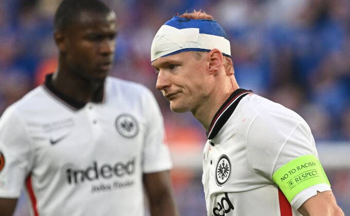 18 05 2022, xjhx, football UEFA Europa League final 2022, Eintracht Frankfurt Glasgow Rangers emspor, v l Sebastian Rode Eintracht Frankfurt injured injury turban blood DFL DFB REGULATES PROHIBIT ANY USE OF PHOTOGRAPHS as IMAGE SEQUENCES and or QUASI VIDEO Sevilla