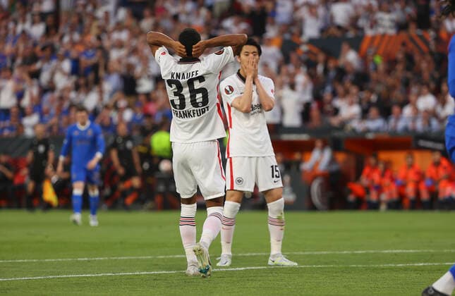 18 05 2022, Football UEFA Europa League Final in Seville, Eintracht Frankfurt Glasgow Rangers FC, emonline, emspor, v l , Ansgar Knauff Eintracht Frankfurt , Daichi Kamada Eintracht Frankfurt disappointed, disappointed looking, dissapointed, sad, frustrated, frustration, frustrated DFL DFB REGULATES PROHIBIT ANY USE OF PHOTOGRAPHS AS IMAGE SEQUENCES AND OR QUASI VIDEO xdcx Copyright: HMBxMedia