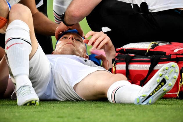 Sevilla, Estadio Ramon Sanchez Pizjuan, 18 05 22, ESP, Men, UEFA Europa League Final, Season 2021 2022, Eintracht Frankfurt Glasgow Rangers Image A bleeding head injury to Sebastian Rode Frankfurt receives medical attention Only for journalistic use Only for editorial use In accordance with UEFA regulations, it is prohibited, UEFA regulations prohibit any use of photographs as image sequences and or quasi video Andalusia Spain