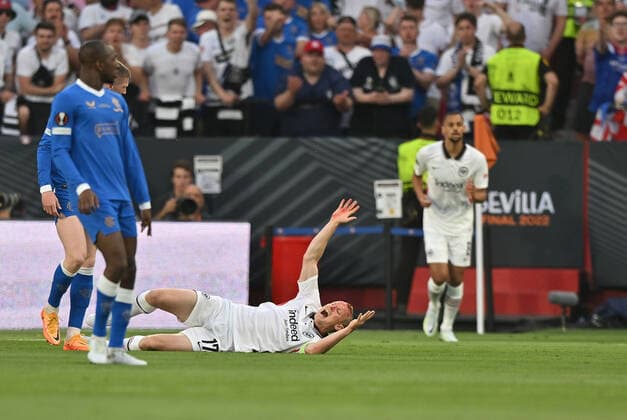 18 05 2022, xfux, football UEFA Europa League Final 2022, Eintracht Frankfurt Glasgow Rangers, emonline, emspor, v l Sebastian Rode Eintracht Frankfurt injured injury pain on the ground DFL DFB REGULATES PROHIBIT ANY USE OF PHOTOGRAPHS as IMAGE SEQUENCES and or QUASI VIDEO Sevilla