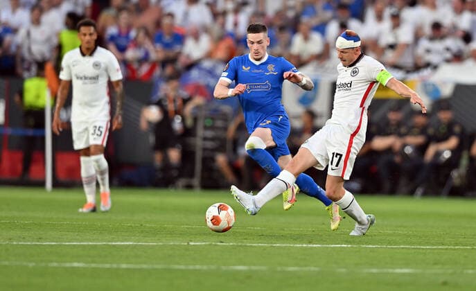 18 05 2022, xfux, football UEFA Europa League final 2022, Eintracht Frankfurt Glasgow Rangers, emonline, emspor, v l Ryan Kent Glasgow Rangers Sebastian Rode Eintracht Frankfurt duel, action, action, battle for the ball DFL DFB REGULATIONS PROHIBIT ANY USE OF PHOTOGRAPHS AS IMAGE SEQUENCES AND OR QUASI VIDEO Sevilla