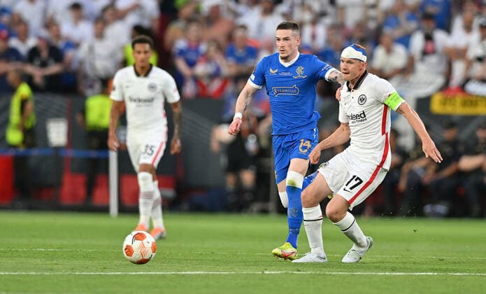 18 05 2022, xfux, football UEFA Europa League final 2022, Eintracht Frankfurt Glasgow Rangers, emonline, emspor, v l Ryan Kent Glasgow Rangers Sebastian Rode Eintracht Frankfurt duel, action, action, battle for the ball DFL DFB REGULATIONS PROHIBIT ANY USE OF PHOTOGRAPHS AS IMAGE SEQUENCES AND OR QUASI VIDEO Sevilla