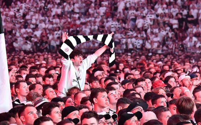 18 05 2022, xhbx, football UEFA Europa League Final 2022 public viewing, Eintracht Frankfurt Glasgow Rangers emspor, v l fans Eintracht Frankfurt, atmosphere, scarves, banners, choreo, DFL DFB REGULATES PROHIBIT ANY USE OF PHOTOGRAPHS as IMAGE SEQUENCES and or QUASI VIDEO Frankfurt am Main