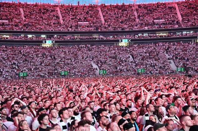 18 05 2022, xhbx, football UEFA Europa League Final 2022 public viewing, Eintracht Frankfurt Glasgow Rangers emspor, v l fans Eintracht Frankfurt, atmosphere, scarves, banners, choreo, DFL DFB REGULATES PROHIBIT ANY USE OF PHOTOGRAPHS as IMAGE SEQUENCES and or QUASI VIDEO Frankfurt am Main