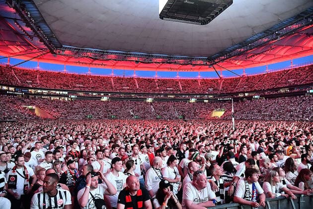 18 05 2022, xhbx, football UEFA Europa League Final 2022 public viewing, Eintracht Frankfurt Glasgow Rangers emspor, v l fans Eintracht Frankfurt, atmosphere, scarves, banners, choreo, DFL DFB REGULATES PROHIBIT ANY USE OF PHOTOGRAPHS as IMAGE SEQUENCES and or QUASI VIDEO Frankfurt am Main