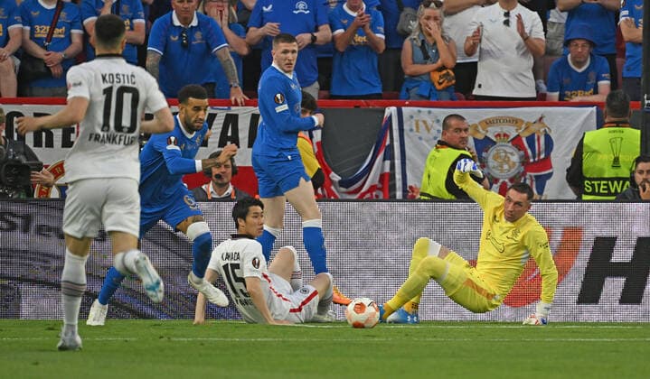 18 05 2022, xjhx, football UEFA Europa League Final 2022, Eintracht Frankfurt Glasgow Rangers emspor, v l Daichi Kamada Eintracht Frankfurt Allan McGregor Glasgow Rangers DFL DFB REGULATIONS PROHIBIT ANY USE OF PHOTOGRAPHS as IMAGE SEQUENCES and or QUASI VIDEO Sevilla