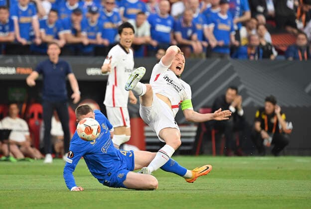 John LUNDSTRAM l RFC hits Sebastian RODE F on the head, foul, duel, action, Football Europa League Final 2022, Eintracht Frankfurt F Glasgow Rangers RFC , on 18 05 2022 in Seville Spain Â