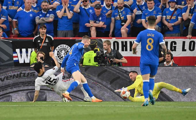 Goal chance Daichi KAMADA l F against goalkeeper Allan MCGREGOR r RFC and John LUNDSTRAM RFC , Action, Football Europa League Final 2022, Eintracht Frankfurt F Glasgow Rangers RFC , on 18 05 2022 in Seville Spain Â