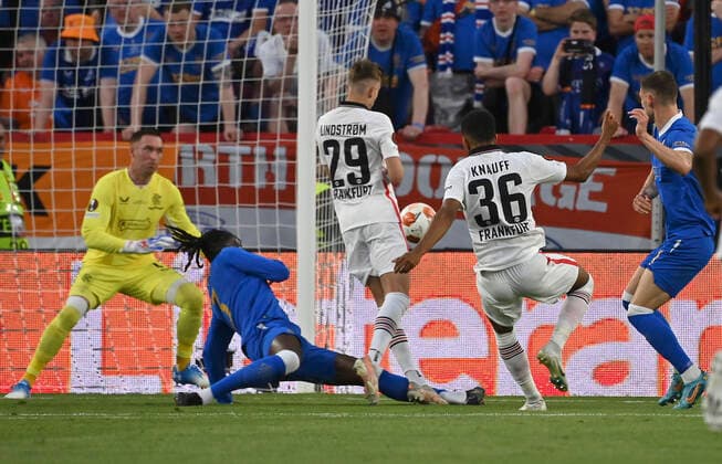 Goal chance Ansgar KNAUFF F Nr 36 against goalkeeper Allan MCGREGOR RFC , action, Jesper LINDSTROEM Lindström F Nr 29 Football Europa League Final 2022, Eintracht Frankfurt F Glasgow Rangers RFC , on 18 05 2022 in Seville Spain Â