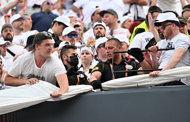 18 05 2022, xjhx, football UEFA Europa League Final 2022, Eintracht Frankfurt Glasgow Rangers emspor, v l fans Eintracht Frankfurt, atmosphere, scarves, stewards Security DFL DFB REGULATES PROHIBIT ANY USE OF PHOTOGRAPHS as IMAGE SEQUENCES and or QUASI VIDEO Sevilla