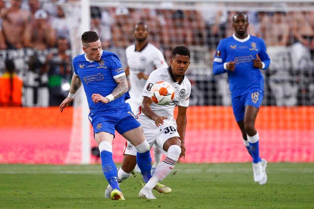 Eintracht Frankfurt v Rangers UEFA Europa League Ryan Kent of Rangers and Ansgar Knauff of Eintracht Frankfurt in action during the UEFA Europa League Final between Eintracht Frankfurt and Rangers at Ramon Sanchez Pizjuan Stadium, Seville Content Not Available For UK Newspapers Copyright: xPaulxChestertonx FIL-16924-0056 UK Newspapers OUT