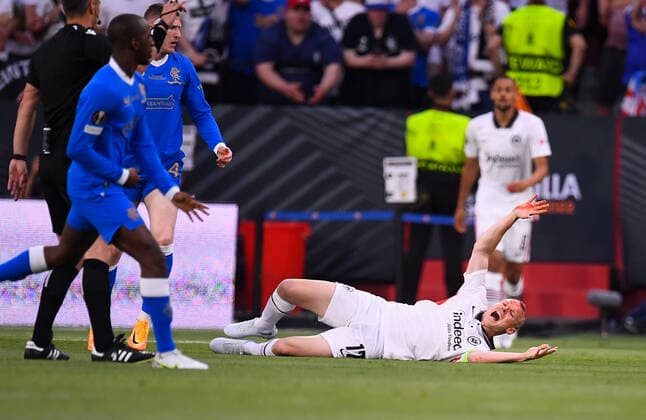 18 05 2022, Football Europa League 2021 2022, Final, Eintracht Frankfurt Glasgow Rangers, in Seville Spain re on the ground Sebastian Rode Eintracht Frankfurt bleeding on the ground DFL and DFB regulations prohibit any use of photographs as image sequences and or quasi video
