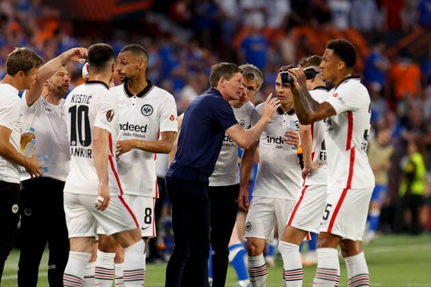 May 18, 2022, Seville, Spain: OLIVER GLASNER, head coach of Eintracht, (C) in action during hydration pause during UEFA Europa League Final soccer match between Eintracht Frankfurt and Rangers FC at the Ramon Sanchez Pizjuan Stadium Seville Spain - ZUMAa142 20220518_zap_a142_019 Copyright: xDanielxGonzalezxAcunax