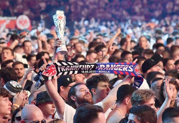 18 05 2022, xhbx, football UEFA Europa League Final 2022 public viewing, Eintracht Frankfurt Glasgow Rangers emspor, v l fans Eintracht Frankfurt, atmosphere, scarves, banners, choreo, DFL DFB REGULATES PROHIBIT ANY USE OF PHOTOGRAPHS as IMAGE SEQUENCES and or QUASI VIDEO Frankfurt am Main