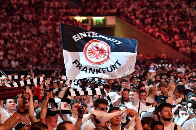 18 05 2022, xhbx, football UEFA Europa League Final 2022 public viewing, Eintracht Frankfurt Glasgow Rangers emspor, v l fans Eintracht Frankfurt, atmosphere, scarves, banners, choreo, DFL DFB REGULATES PROHIBIT ANY USE OF PHOTOGRAPHS as IMAGE SEQUENCES and or QUASI VIDEO Frankfurt am Main
