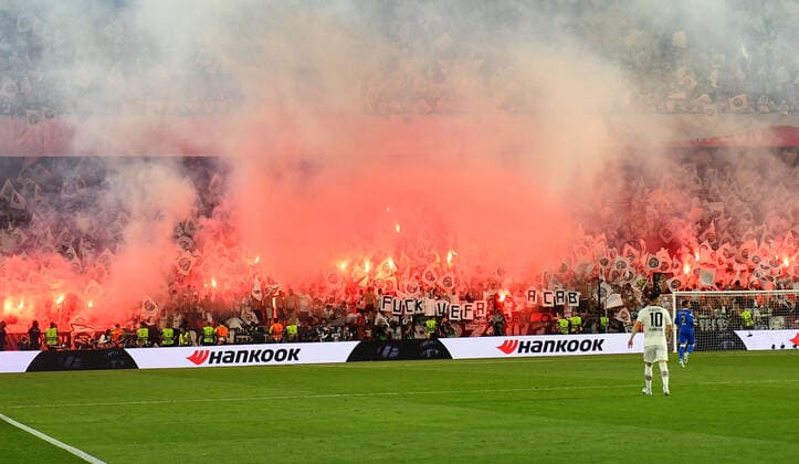 18 05 2022, xfux, football UEFA Europa League Final 2022, Eintracht Frankfurt Glasgow Rangers, emonline, emspor, v l Frankfurt fans Ultras spectators mood zuenden pyrotechnics Bengalos fire Boeller bengal lights DFL DFB REGULATIONS PROHIBIT ANY USE OF PHOTOGRAPHS as IMAGE SEQUENCES and or QUASI VIDEO Sevilla