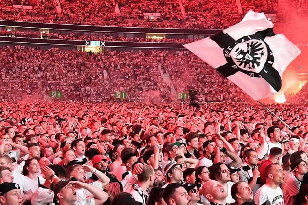 18 05 2022, xhbx, football UEFA Europa League Final 2022 Public Viewing, Eintracht Frankfurt Glasgow Rangers emspor, v l fans Eintracht Frankfurt, atmosphere, scarves, banners, choreo, Bengalos, smoke DFL DFB REGULATES PROHIBIT ANY USE OF PHOTOGRAPHS as IMAGE SEQUENCES and or QUASI VIDEO Frankfurt am Main