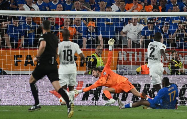18 05 2022, xjhx, football UEFA Europa League Final 2022, Eintracht Frankfurt Glasgow Rangers emspor, v l Joe Aribo Glasgow Rangers scores the Goal 0 1 DFL DFB REGULATIONS PROHIBIT ANY USE OF PHOTOGRAPHS as IMAGE SEQUENCES and or QUASI VIDEO Sevilla